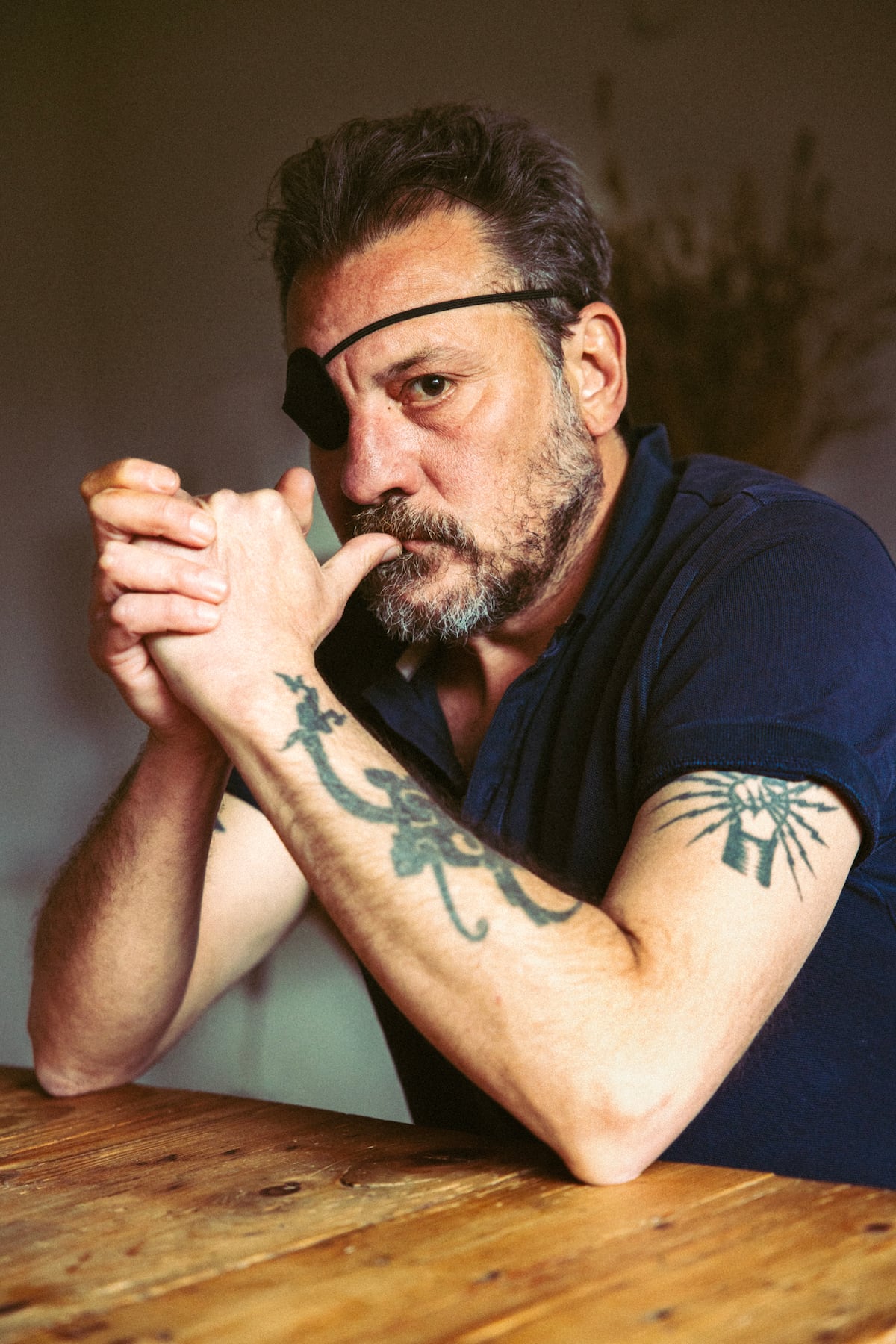 Thumbnail of Ray Loriga, retrato de un escritor en el exilio voluntario: “En esta vida te arrepientes más de los golpes que das que de los que te han dado”
