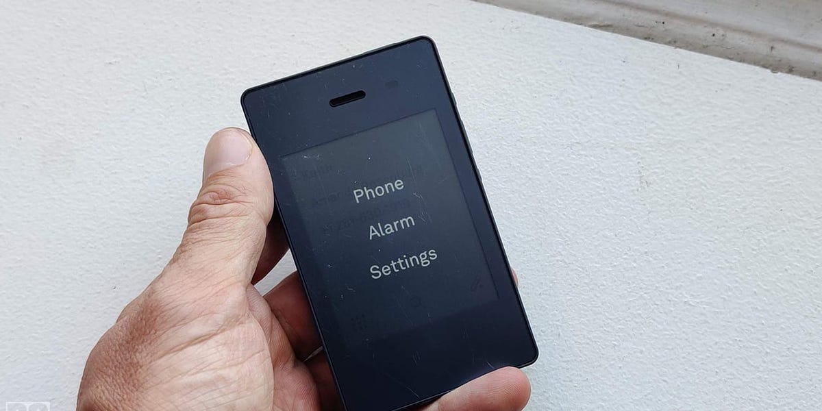 Thumbnail of switching to a "dumb" phone made me feel pretty dang smart