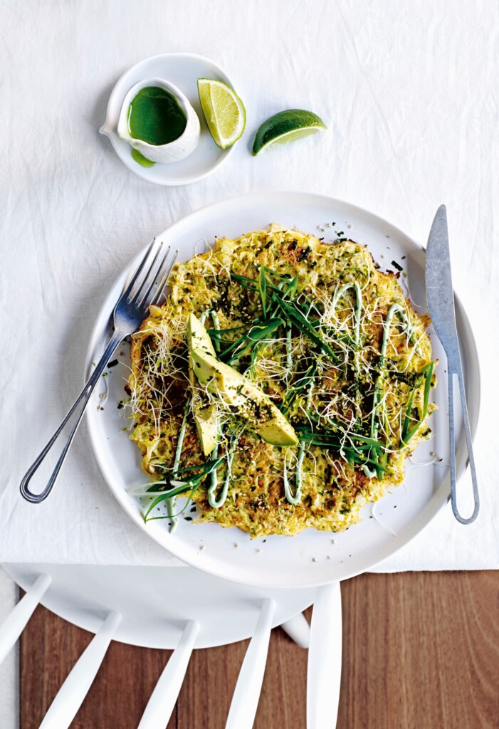 Thumbnail of okonomiyaki: Japanse koolpannenkoeken met avocado | delicious.magazine