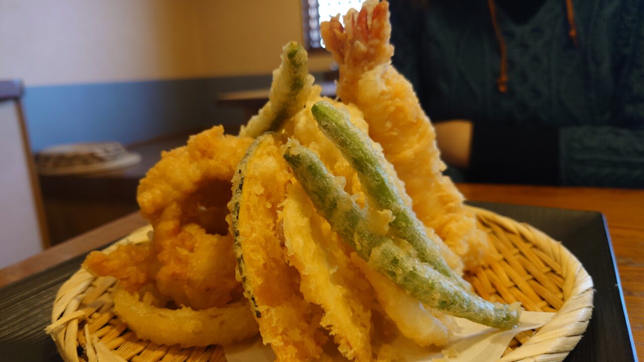 Thumbnail of 【さぬき市】郊外の一般店なのに平日閉店まで行列の大ヒット讃岐うどん店!天ぷらも抜群の美味しさ! 大満足の「麺処 まはろ」