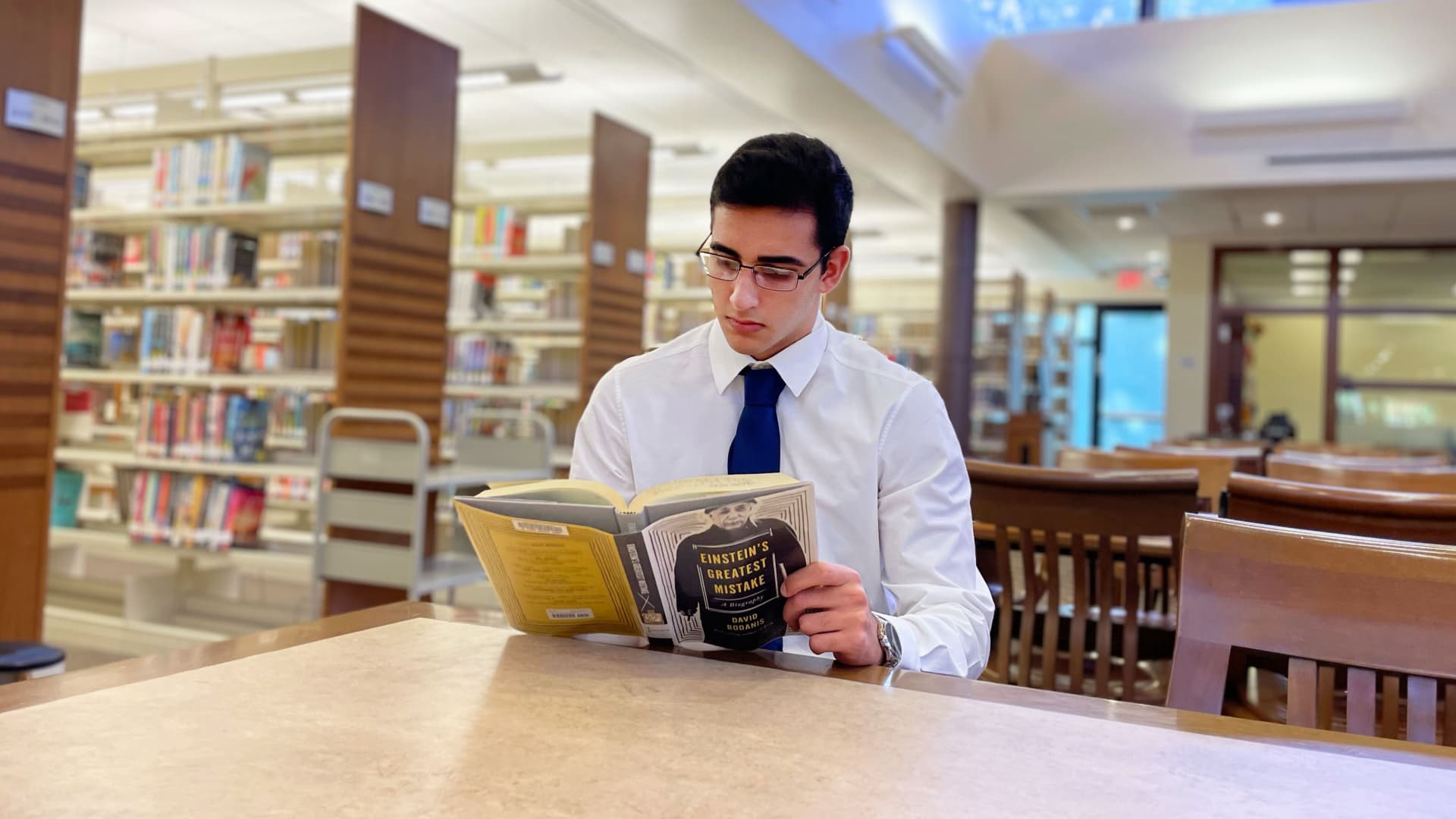 Thumbnail of 19-year-old who makes $10,000 a month from his video game side hustle: 'I never knew that writing could make me' so much money