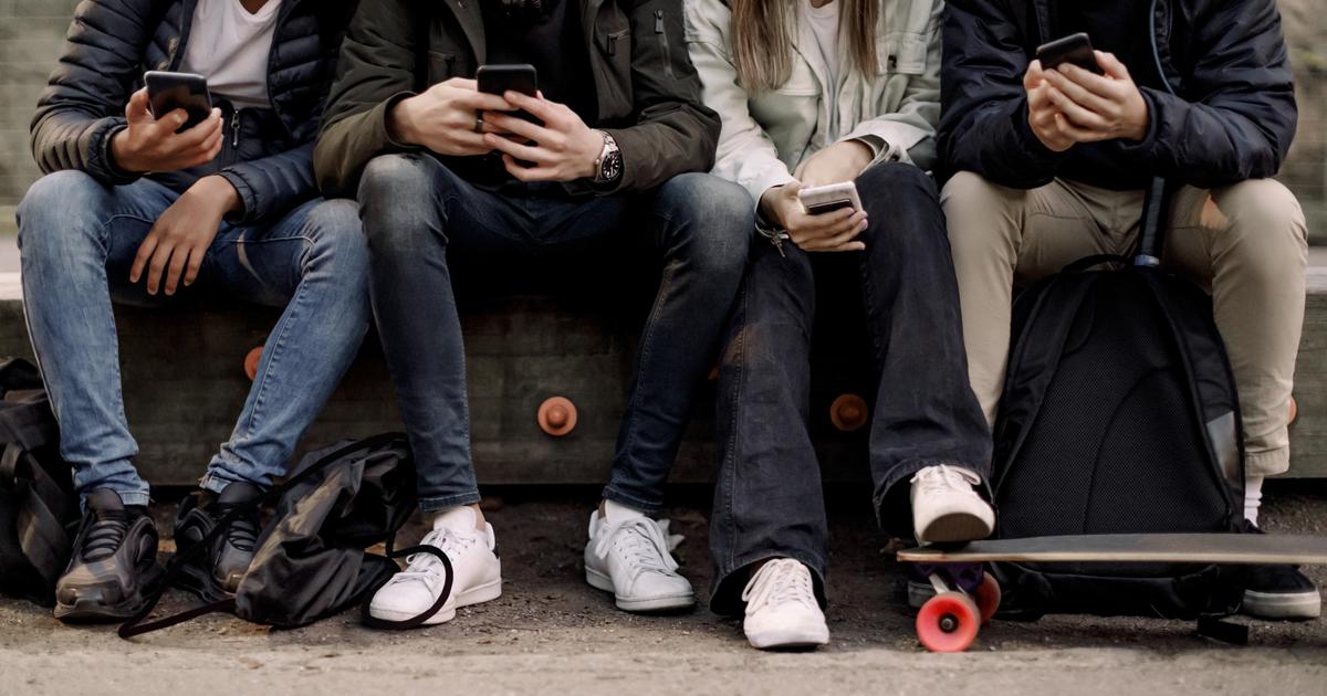 Thumbnail of «Ils tombent des nues en découvrant qu’ils ont passé 6 heures sur TikTok» : comment éduquer nos ados aux risques du numérique ?