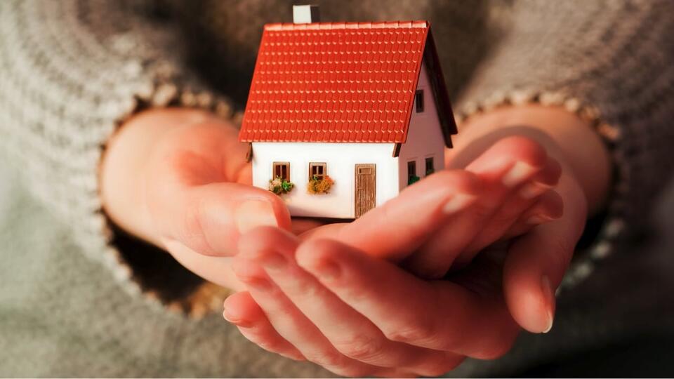 Thumbnail of 5 Warning Signs the Housing Market Is Headed for a Correction - NewsBreak