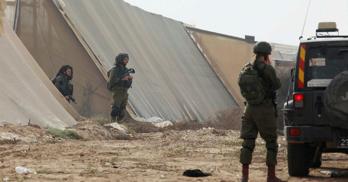 Thumbnail of תחקיר מבטחים: הצבא הגיע אחרי שעות, כיתות כוננות ולוחם בחופשה לחמו לבדם