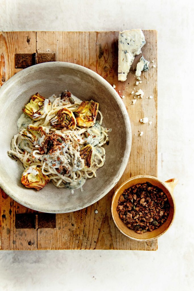 Thumbnail of spaghetti met artisjok, gorgonzola en krokante pompoenpitten | delicious.magazine