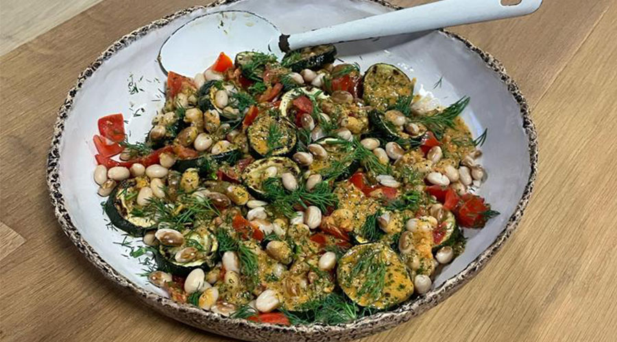 Thumbnail of Zomerbonen met geslagen courgette van Yvette van Boven